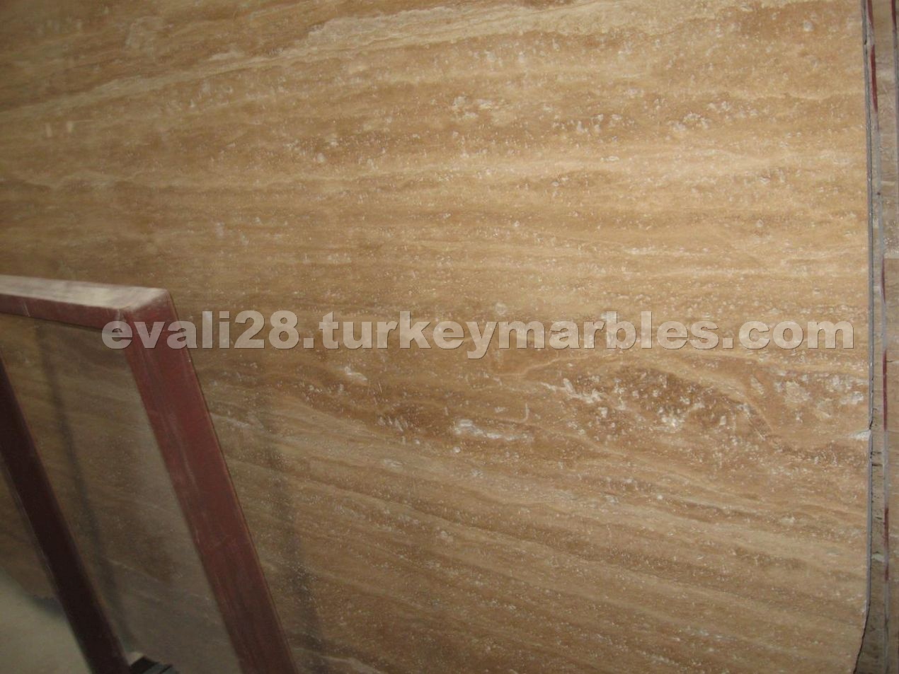 Noche travertine-vein cut